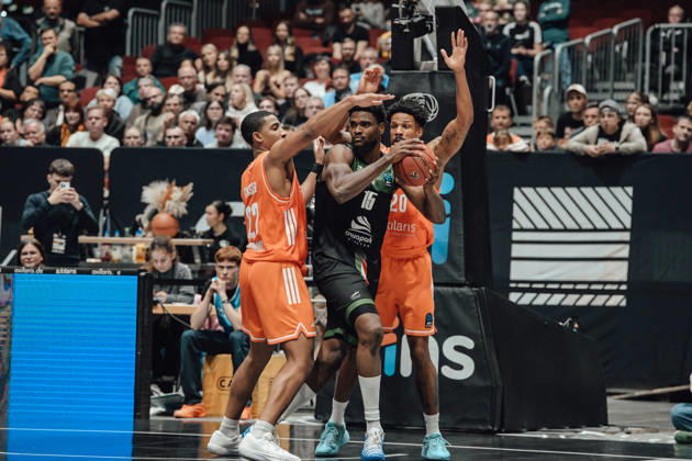 Game Day 4 of the Basketball Eurocup: Niners Chemnitz vs. Slask Wroclaw, October 21, 2026, starting at 7:00 p.m., Chemnitz, Chemnitz Arena. In Photo 02: Stefan Smith, 20 Urald King, 15 John Egbunu. Game Day 4 of the Basketball Eurocup: Niners Chemnitz vs. Slask Wroclaw, Chemnitz, Saxony, Germany Copyright: xEHLxMedia MichelxKöhlerx 20262110-Niners-Chemnitz-Slask-Wroclaw-048