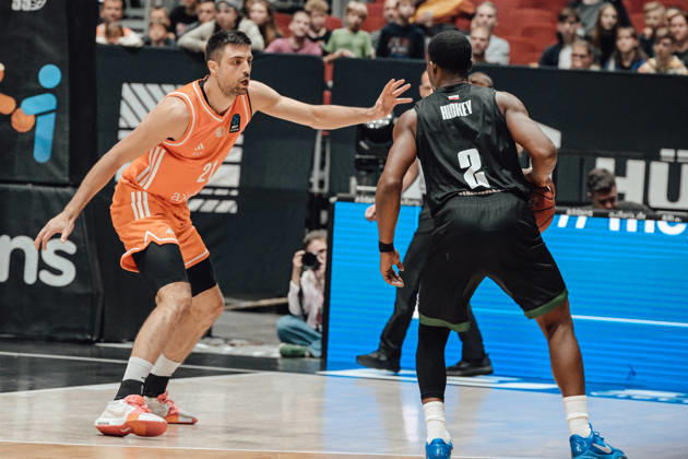 Game Day 4 of the Basketball Eurocup: Niners Chemnitz vs. Slask Wroclaw, October 21, 2026, starting at 7:00 p.m., Chemnitz, Chemnitz Arena. Pictured: 21 Mateo Seric, 02 Anthonny Hickey. Game Day 4 of the Basketball Eurocup: Niners Chemnitz vs. Slask Wroclaw, Chemnitz, Saxony, Germany Copyright: xEHLxMedia MichelxKöhlerx 20262110-Niners-Chemnitz-Slask-Wroclaw-050