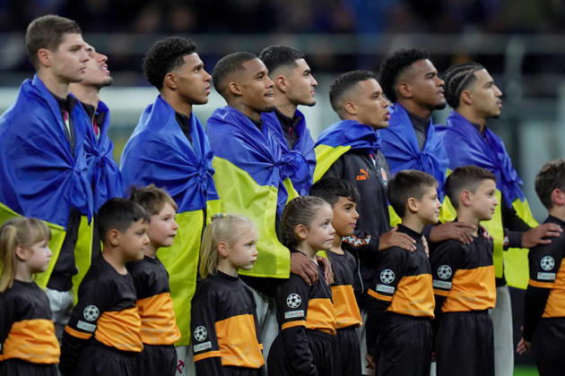 Shakhtar s players with the flag of Ukraine during the Uefa Champions League soccer match between Inter and Shakhtar Donetsk at San Siro Stadium in Milan , Italy - Wednesday October 21 , 2026. - Soccer  Copyright: xSpada LaPressex