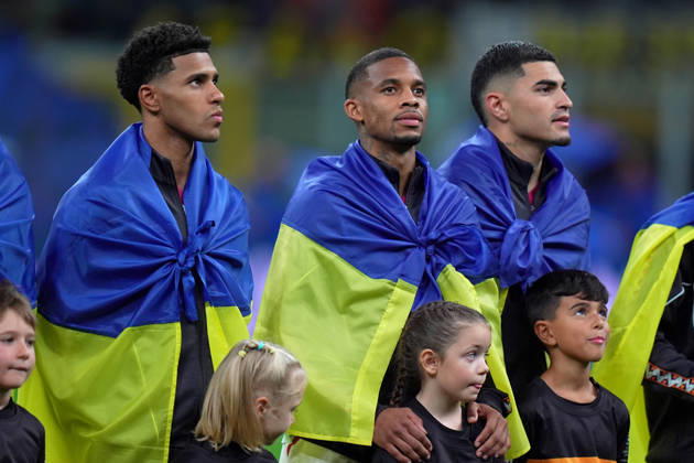 Shakhtar s players with the flag of Ukraine during the Uefa Champions League soccer match between Inter and Shakhtar Donetsk at San Siro Stadium in Milan , Italy - Wednesday October 21 , 2026. - Soccer Copyright: xSpada LaPressex