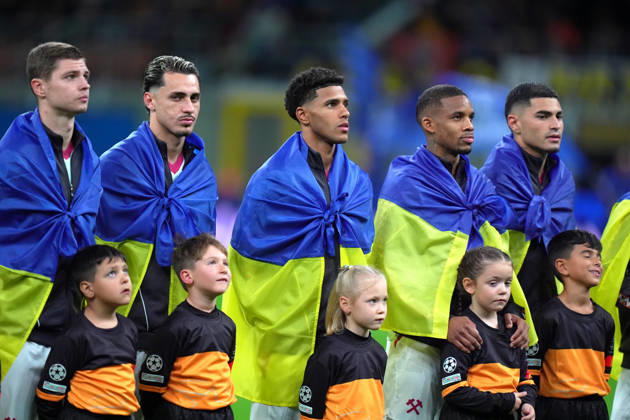 Shakhtar s players with the flag of Ukraine during the Uefa Champions League soccer match between Inter and Shakhtar Donetsk at San Siro Stadium in Milan , Italy - Wednesday October 21 , 2026. - Soccer Copyright: xSpada LaPressex
