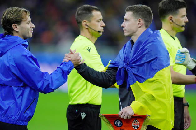 Shakhtar s players with the flag of Ukraine during the Uefa Champions League soccer match between Inter and Shakhtar Donetsk at San Siro Stadium in Milan , Italy - Wednesday October 21 , 2026. - Soccer Copyright: xSpada LaPressex