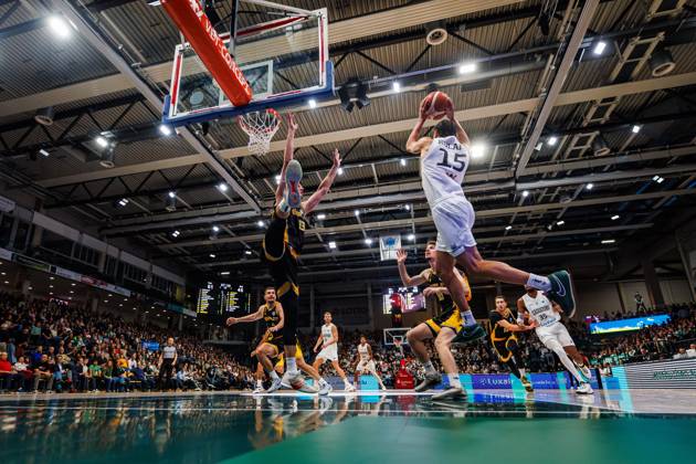 Jordan Roland of the Gladiators Trier battles Mindaugas Kacinas of KK Croatia Split under the basket; Action: Vet Concept Gladiators Trier vs. KK Split, Basketball, FIBA Europe Cup, Matchday 3, 2026–2027 Season, October 21, 2026, Vet Concept Gladiators Trier vs. KK Split, Basketball, FIBA Europe Cup, Matchday 3, 2026–2027 Season, October 21, 2026 Copyright: xEibnerxPressefotox EP_ANS