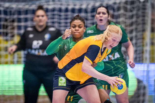 Handball, Women, International Friendly, Sweden vs. Brazil, October 22, 2022: Bruna de Paula of Brazil and Tyra Axnér of Sweden during the international friendly handball match between Sweden and Brazil on October 22, 2026 in Alingsas. Photo by Christoffer Borg Mattisson, BILDBYRÅN COP 261 CB0565 handball, Swedish national handball team, Sweden, Brazil, women s national team, BBeng  Copyright: CHRISTOFFERxBORGxMATTISSON BB261022CB018