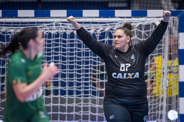 Handball, Women, International Friendly, Sweden vs. Brazil, October 22, 2022. Goalkeeper Renata Arruda of Brazil celebrates during the international friendly handball match between Sweden and Brazil on October 22, 2026 in Alingsas. Photo by Christoffer Borg Mattisson, BILDBYRÅN COP 261 CB0565 handball, Swedish women’s national handball team, Sweden, Brazil, national team, women’s handball, celebration  Copyright: CHRISTOFFERxBORGxMATTISSON BB261022CB055