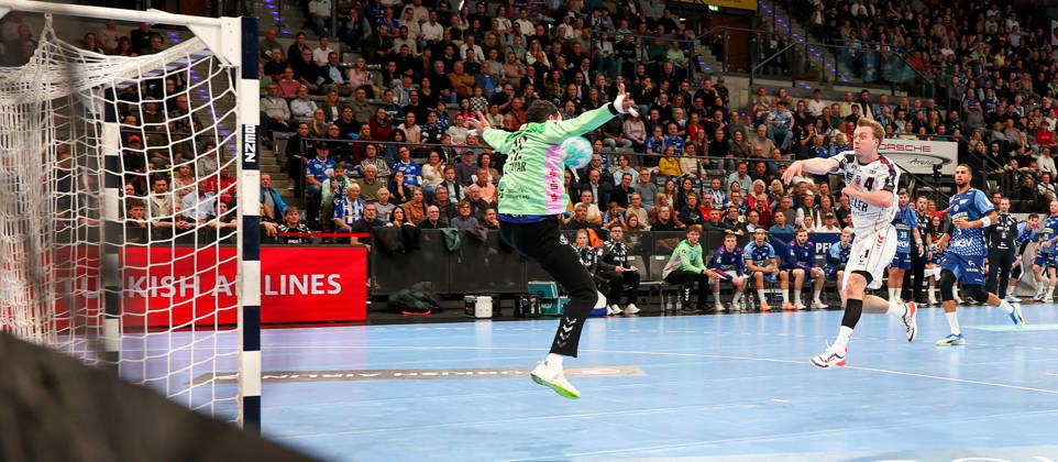 October 22, 2026, Germany, Stuttgart, Opel HBL, 2026–2027 Bundesliga, TVB Stuttgart vs. SG BBM Bietigheim, from left: Mohamed Essam Moustafa El Tayar (TVB), Till Hermann (BBM)