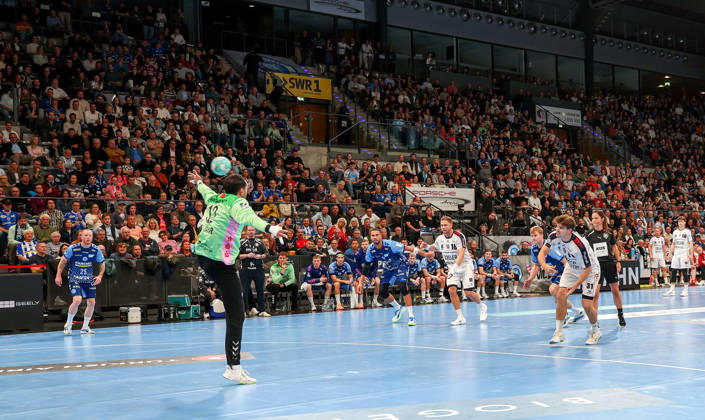October 22, 2026, Germany, Stuttgart, Opel HBL, 2026–2027 Bundesliga, TVB Stuttgart vs. SG BBM Bietigheim, from left: Mohamed Essam Moustafa El Tayar (TVB), Alexander Pfeifer (BBM)