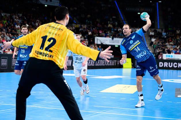 Stuttgart HBL 26 27 TVB Stuttgart SG BBM Bietigheim (from left): Goalkeeper Martin Tomovski (Bietigheim), Kai Häfner (Stuttgart), Stuttgart Porsche Arena, Baden-Württemberg, Germany