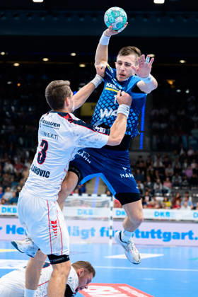 Stuttgart HBL 26 27 TVB Stuttgart SG BBM Bietigheim (from left) in a one-on-one battle: Nikola Vlahovic (Bietigheim) and Simone Mengon (Stuttgart), Stuttgart Porsche Arena, Baden-Württemberg, Germany