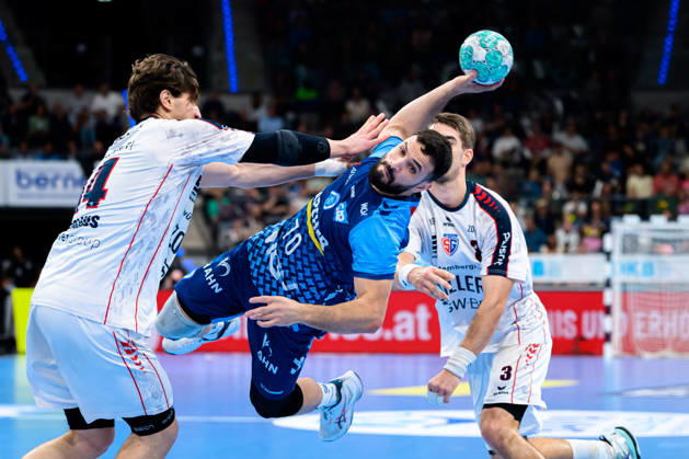 Stuttgart HBL 26 27 TVB Stuttgart SG BBM Bietigheim (from left) in a one-on-one matchup: Fynn Nicolaus (Bietigheim) and Mohamed Darmoul (Stuttgart), Stuttgart Porsche Arena, Baden-Württemberg, Germany