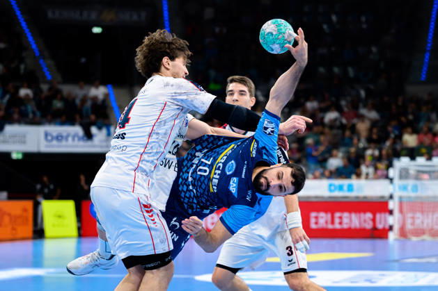 Stuttgart HBL 26 27 TVB Stuttgart SG BBM Bietigheim (from left) in a one-on-one matchup: Fynn Nicolaus (Bietigheim) and Mohamed Darmoul (Stuttgart), Stuttgart Porsche Arena, Baden-Württemberg, Germany