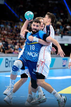 Stuttgart HBL 26 27 TVB Stuttgart SG BBM Bietigheim (from left): Mohamed Darmoul (Stuttgart) and Nikola Vlahovic (Bietigheim) in a one-on-one battle; Stuttgart Porsche Arena, Baden-Württemberg, Germany