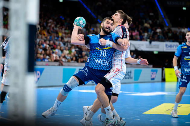 Stuttgart HBL 26 27 TVB Stuttgart SG BBM Bietigheim (from left) in a one-on-one matchup: Mohamed Darmoul (Stuttgart), Nikola Vlahovic (Bietigheim), Stuttgart Porsche Arena, Baden-Württemberg, Germany