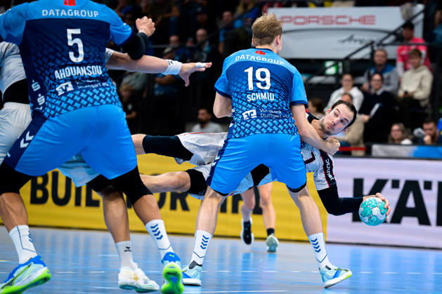 Stuttgart HBL 26 27 TVB Stuttgart SG BBM Bietigheim (from left) in a one-on-one battle: Linus Schmid (Stuttgart), Dominik Claus (Bietigheim), Stuttgart Porsche Arena, Baden-Württemberg, Germany