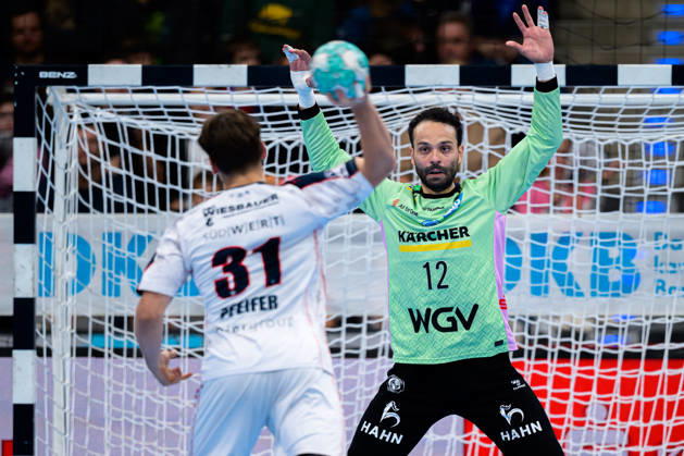 Stuttgart HBL 26 27 TVB Stuttgart SG BBM Bietigheim Alexander Pfeifer Bietigheim, Goalie Mohamed El Tayar Stuttgart Stuttgart Porsche Arena Baden-Württemberg Germany