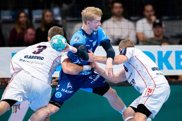 Stuttgart HBL 26 27 TVB Stuttgart SG BBM Bietigheim (from left in a one-on-one battle): Nikola Vlahovic (Bietigheim), Torben Matzken (Stuttgart), Lukas Wucherpfennig (Bietigheim) Stuttgart Porsche Arena Baden-Württemberg, Germany