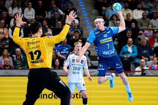 Stuttgart HBL 26 27 TVB Stuttgart SG BBM Bietigheim (from left): Goalie Martin Tomovski (Bietigheim), Kasper Thorsen (Lien, Stuttgart), Stuttgart Porsche Arena, Baden-Württemberg, Germany