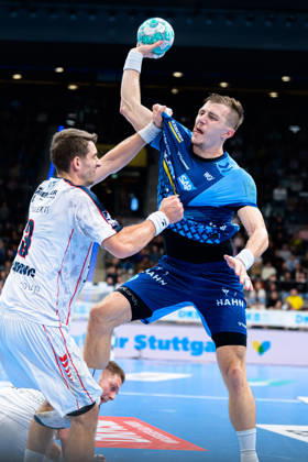 Stuttgart HBL 26 27 TVB Stuttgart SG BBM Bietigheim (from left) in a one-on-one battle: Nikola Vlahovic (Bietigheim) and Simone Mengon (Stuttgart), Stuttgart Porsche Arena, Baden-Württemberg, Germany