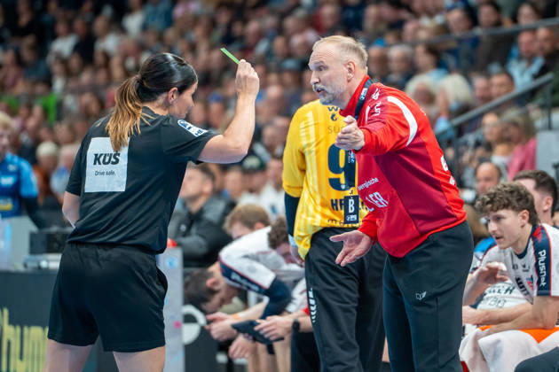 Handball I Men I 2026–2027 Season I Bundesliga I Matchday 10 I TVB Stuttgart vs. SG BBM Bietigheim I October 22, 2026 Hartmut Mayerhoffer, Coach, SG BBM Bietigheim receives a yellow card from the refereeing team of Kuttler and Merz at the Stuttgart Porsche Arena in Baden-Württemberg, Germany Copyright: xLobeca MaxxPetershansx