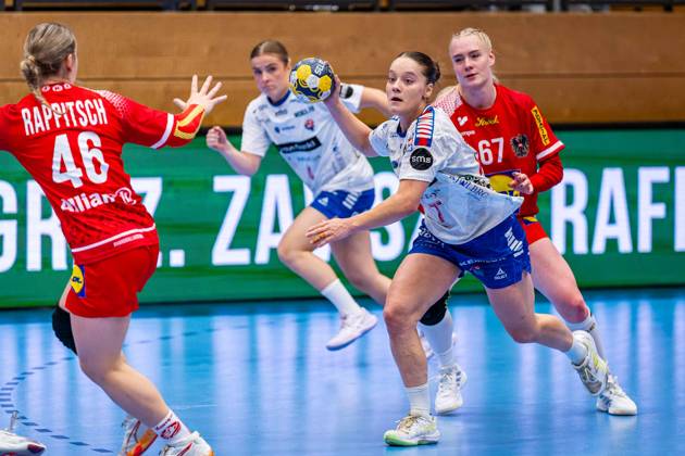 HANDBALL - AUT vs FRO, test match TULLN,AUSTRIA,22.OCT.26 - HANDBALL - OEHB international test match, ladies, Austria vs Faroe Islands. Image shows Rebecca Rappitsch (AUT), Jana Mittun (FRO) and Johanna Reichert (AUT).  GEPAxpictures xKevinxHackner
