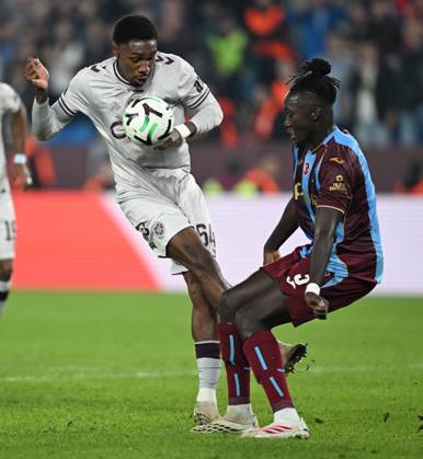 Trabzonspor v Hearts - UEFA Conference League TRABZON, TURKIYE - OCTOBER 22: Batista Mendy (R) of Trabzonspor in action against Malachi Fagan-Walcott of Hearts during UEFA Conference League week 2 football match between Trabzonspor and Hearts at Papara Park in Trabzon, Turkiye on October 22, 2026. Hakan Burak Altunoz Anadolu Trabzon Turkey. Editorial use only. Please get in touch for any other usage.  Copyright: x2026xAnadoluxHakanxBurakxAltunozx