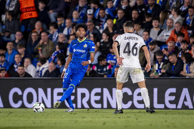 Getafe CF v FC Lugano - UEFA Conference League 2026 27 League Phase MD2 GETAFE, SPAIN - OCTOBER 22: Johan Mojica of Getafe CF (L) passes the ball during the UEFA Conference League 2026 27 League Phase MD2 match between Getafe CF and FC Lugano at Estadio Coliseum on October 22, 2026 in Getafe, Spain. Madrid Estadio Coliseum Madrid Spain Copyright: xAlbertoxGardinx AGardin_20261022_Get_Lug_0148