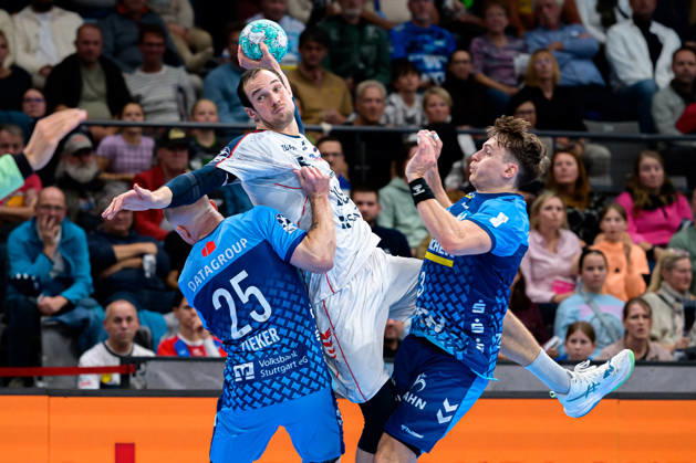Stuttgart HBL 26 27 TVB Stuttgart vs. SG BBM Bietigheim; from left, Patrick Zieker (Stuttgart) and Dominik Claus (Bietigheim) in a one-on-one battle; Max Häfner (Stuttgart), Stuttgart Porsche Arena, Baden-Württemberg, Germany