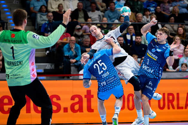 Stuttgart HBL 26 27 TVB Stuttgart SG BBM Bietigheim (from left): Goalkeeper Mateusz Kornecki (Stuttgart), Patrick Zieker (Stuttgart), Dominik Claus (Bietigheim), Max Häfner (Stuttgart) Stuttgart Porsche Arena Baden-Württemberg Germany