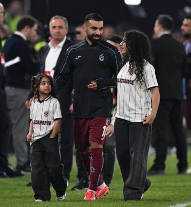 Trabzonspor v Hearts - UEFA Conference League TRABZON, TURKIYE - OCTOBER 22: Muhammed Salah of Trabzonspor is seen with his children Kayan Salah and Makka on the pitch after the UEFA Conference League week 2 football match between Trabzonspor and Hearts at Papara Park in Trabzon, Turkiye on October 22, 2026. Hakan Burak Altunoz Anadolu Trabzon Turkey. Editorial use only. Please get in touch for any other usage.  Copyright: x2026xAnadoluxHakanxBurakxAltunozx