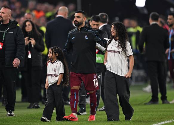 Trabzonspor v Hearts - UEFA Conference League TRABZON, TURKIYE - OCTOBER 22: Muhammed Salah of Trabzonspor is seen with his children Kayan Salah and Makka on the pitch after the UEFA Conference League week 2 football match between Trabzonspor and Hearts at Papara Park in Trabzon, Turkiye on October 22, 2026. Hakan Burak Altunoz Anadolu Trabzon Turkey. Editorial use only. Please get in touch for any other usage.  Copyright: x2026xAnadoluxHakanxBurakxAltunozx