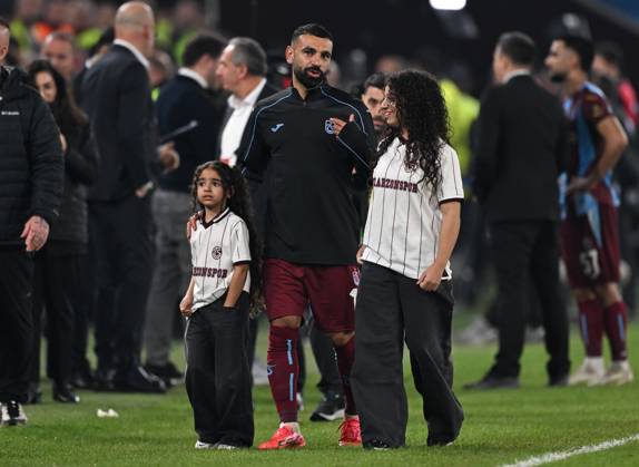 Trabzonspor v Hearts - UEFA Conference League TRABZON, TURKIYE - OCTOBER 22: Muhammed Salah of Trabzonspor is seen with his children Kayan Salah and Makka on the pitch after the UEFA Conference League week 2 football match between Trabzonspor and Hearts at Papara Park in Trabzon, Turkiye on October 22, 2026. Hakan Burak Altunoz Anadolu Trabzon Turkey. Editorial use only. Please get in touch for any other usage.  Copyright: x2026xAnadoluxHakanxBurakxAltunozx