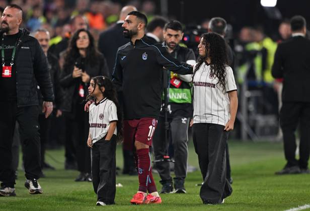 Trabzonspor v Hearts - UEFA Conference League TRABZON, TURKIYE - OCTOBER 22: Muhammed Salah of Trabzonspor is seen with his children Kayan Salah and Makka on the pitch after the UEFA Conference League week 2 football match between Trabzonspor and Hearts at Papara Park in Trabzon, Turkiye on October 22, 2026. Hakan Burak Altunoz Anadolu Trabzon Turkey. Editorial use only. Please get in touch for any other usage.  Copyright: x2026xAnadoluxHakanxBurakxAltunozx