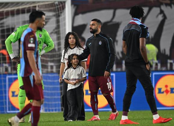Trabzonspor v Hearts - UEFA Conference League TRABZON, TURKIYE - OCTOBER 22: Muhammed Salah of Trabzonspor is seen with his children Kayan Salah and Makka on the pitch after the UEFA Conference League week 2 football match between Trabzonspor and Hearts at Papara Park in Trabzon, Turkiye on October 22, 2026. Hakan Burak Altunoz Anadolu Trabzon Turkey. Editorial use only. Please get in touch for any other usage.  Copyright: x2026xAnadoluxHakanxBurakxAltunozx