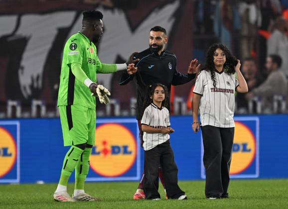 Trabzonspor v Hearts - UEFA Conference League TRABZON, TURKIYE - OCTOBER 22: Muhammed Salah of Trabzonspor is seen with his children Kayan Salah and Makka on the pitch after the UEFA Conference League week 2 football match between Trabzonspor and Hearts at Papara Park in Trabzon, Turkiye on October 22, 2026. Hakan Burak Altunoz Anadolu Trabzon Turkey. Editorial use only. Please get in touch for any other usage.  Copyright: x2026xAnadoluxHakanxBurakxAltunozx