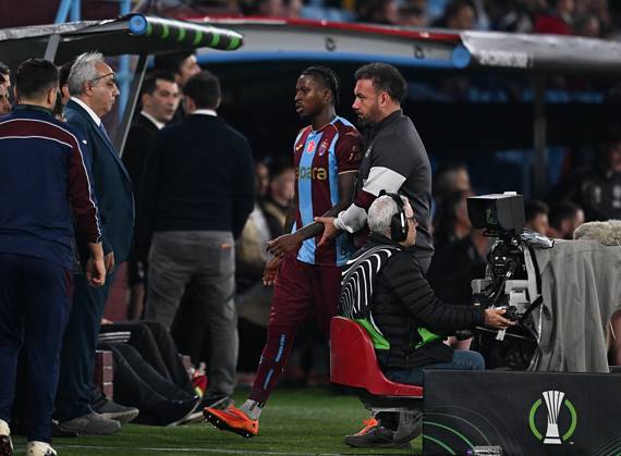 Trabzonspor v Hearts - UEFA Conference League TRABZON, TURKIYE - OCTOBER 22: Sidny Lopes Cabral of Trabzonspor leaves the pitch after receiving red card during UEFA Conference League week 2 football match between Trabzonspor and Hearts at Papara Park in Trabzon, Turkiye on October 22, 2026. Hakan Burak Altunöz Anadolu Trabzon Turkey. Editorial use only. Please get in touch for any other usage.  Copyright: x2026xAnadoluxHakanxBurakxAltunözx