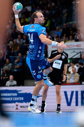 Stuttgart HBL 26 27 TVB Stuttgart SG BBM Bietigheim Kai Häfner Haefner Stuttgart at the seven-meter line Stuttgart Porsche Arena Baden-Württemberg Germany