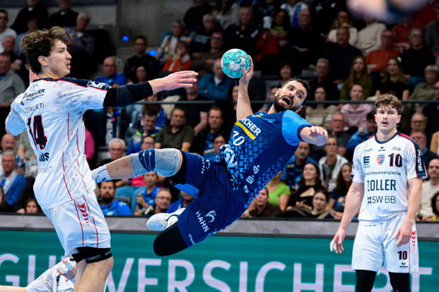Stuttgart HBL 26 27 TVB Stuttgart SG BBM Bietigheim (from left) Fynn Nicolaus (Bietigheim), Mohamed Darmoul (Stuttgart) Stuttgart Porsche Arena Baden-Württemberg Germany