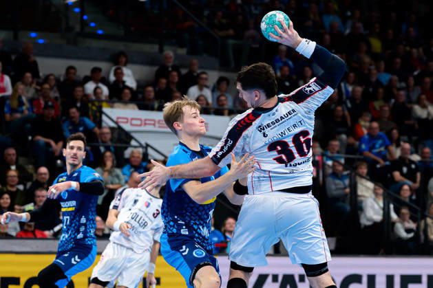 Stuttgart HBL 26 27 TVB Stuttgart SG BBM Bietigheim (from left): Linus Schmid (Stuttgart) and Jonathan Fischer (Bietigheim) in a one-on-one battle; Stuttgart Porsche Arena, Baden-Württemberg, Germany