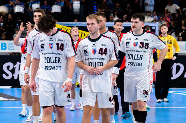 Stuttgart HBL 26 27 TVB Stuttgart SG BBM Bietigheim Fynn Nicolaus (Bietigheim), Mathias Larson (Bietigheim), Jonathan Fischer (Bietigheim) — dissatisfied, disappointed, dejected, frustrated — Stuttgart Porsche Arena, Baden-Württemberg, Germany