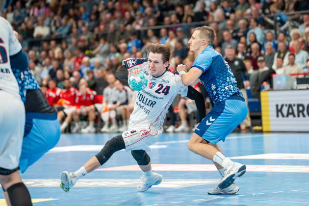 Handball I Men I 2026–2027 Season I Bundesliga I Matchday 10 I TVB Stuttgart vs. SG BBM Bietigheim I October 22, 2026 Maxim Orlov 24, SG BBM Bietigheim with the ball, defended by Simone Mengon 15, TVB Stuttgart, Stuttgart Porsche Arena, Baden-Württemberg, Germany Copyright: xLobeca MaxxPetershansx