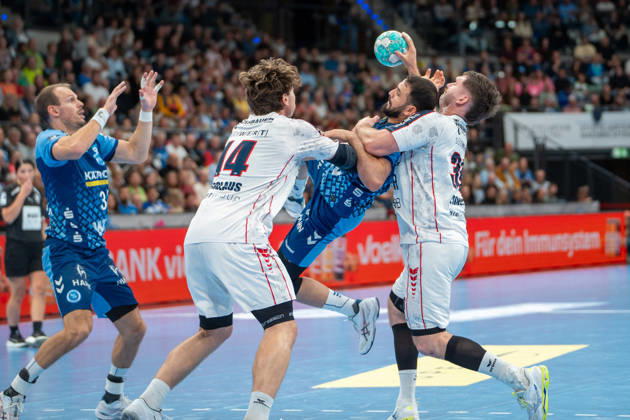 Handball I Men I 2026–2027 Season I Bundesliga I Matchday 10 I TVB Stuttgart vs. SG BBM Bietigheim I October 22, 2026 Kai Häfner 34, TVB Stuttgart, and Mohamed Amine Darmoul 70, TVB Stuttgart, Fynn Luca Nicolaus 14, SG BBM Bietigheim, and Jonathan Fischer 36, SG BBM Bietigheim, on defense at the Stuttgart Porsche Arena in Baden-Württemberg, Germany Copyright: xLobeca MaxxPetershansx