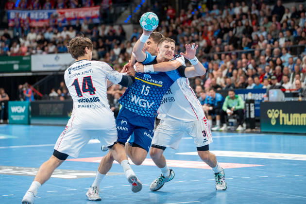 Handball I Men I 2026–2027 Season I Bundesliga I Matchday 10 I TVB Stuttgart vs. SG BBM Bietigheim I October 22, 2026 Simone Mengon 15, TVB Stuttgart with the ball Stuttgart Porsche Arena Baden-Württemberg Germany Copyright: xLobeca MaxxPetershansx
