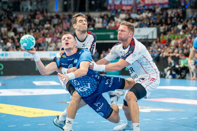 Handball I Men I 2026–2027 Season I Bundesliga I Matchday 10 I TVB Stuttgart vs. SG BBM Bietigheim I October 22, 2026 Simone Mengon 15, TVB Stuttgart defended by Nikola Vlahovic 3, SG BBM Bietigheim and Jonathan Fischer 36, SG BBM Bietigheim Stuttgart Porsche Arena Baden-Württemberg Germany Copyright: xLobeca MaxxPetershansx