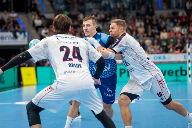 Handball I Men I 2026–2027 Season I Bundesliga I Matchday 10 I TVB Stuttgart vs. SG BBM Bietigheim I October 22, 2026 Simone Mengon 15, TVB Stuttgart defended by Fabian Wiederstein 18, SG BBM Bietigheim, Stuttgart Porsche Arena, Baden-Württemberg, Germany Copyright: xLobeca MaxxPetershansx