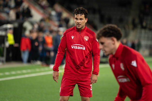 THUN, BERN - OCTOBER 22: Lucien Dähler of FC Thun warms up before the UEFA Conference League match between FC Thun and HNK Hajduk Split at VISANA STADION on October 22, 2026 in Thun, Bern, Switzerland. Copyright: xLivioxBaeriswylx xSPPx Sportspressphoto_SPR263699