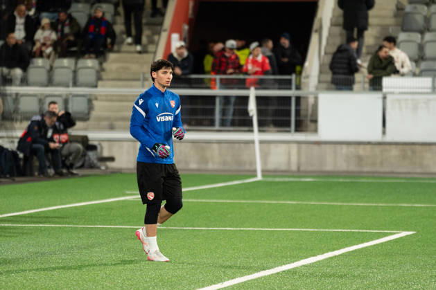 THUN, BERN - OCTOBER 22: Dario Wälti of FC Thun warms up before the UEFA Conference League match between FC Thun and HNK Hajduk Split at VISANA STADION on October 22, 2026 in Thun, Bern, Switzerland. Copyright: xLivioxBaeriswylx xSPPx Sportspressphoto_SPR263701