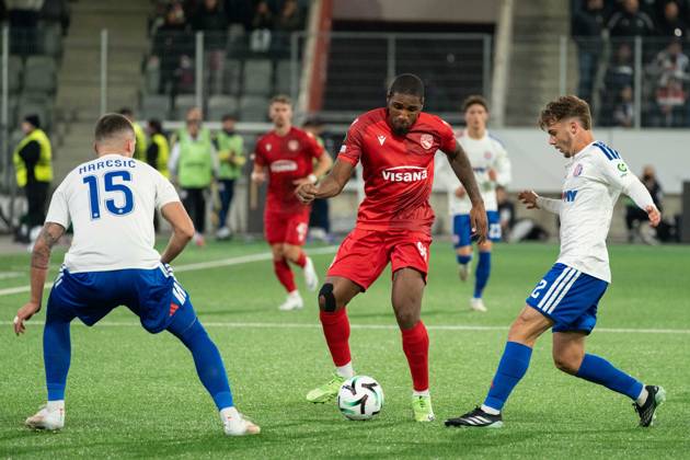 THUN, BERN - OCTOBER 22: Brighton Labeau of FC Thun holds off Dario Mareöi? and äimun Hrgovi? of HNK Hajduk Split to retain possession of the ball during the UEFA Conference League match between FC Thun and HNK Hajduk Split at VISANA STADION on October 22, 2026 in Thun, Bern, Switzerland. Copyright: xLivioxBaeriswylx xSPPx Sportspressphoto_SPR263738