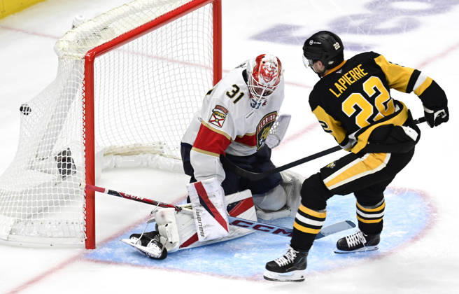 Pittsburgh Penguins center Hendrix Lapierre (22) shot finds the back of the net as he scores against Florida Panthers goalie Cooper Black (31) in the second period at PPG Paints Arena in Pittsburgh on Thursday, October 22, 2026.  PIT2026102205 ARCHIExCARPENTER