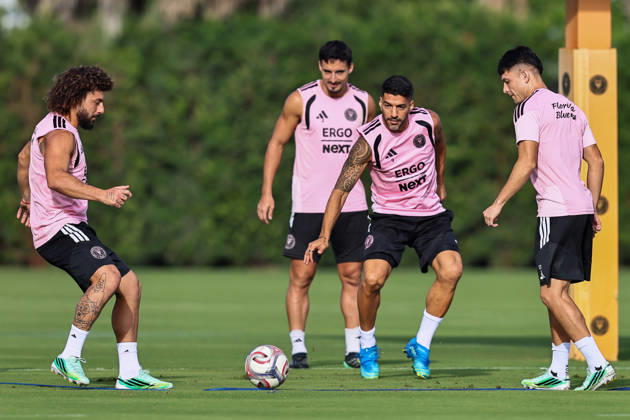 Sport Bilder des Tages FORT LAUDERDALE, FL - OCTOBER 23: From (L-R), Inter Miami CF defender Maximiliano Falcon (37), defender Gonzalo Lujan (2), forward Luis Suarez (9) and midfielder David Ayala (22) are seen during an Inter Miami Training Session at Florida Blue Training Center on October 23, 2026 in Fort Lauderdale, Florida. (Photo by Chris Arjoon Icon Sportswire) SOCCER: OCT 23 Inter Miami CF Training EDITORIAL USE ONLY Icon2610230000001