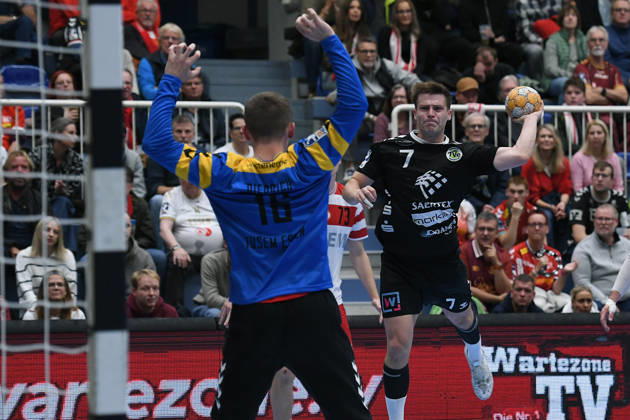 Handball Bundesliga, Matchday 8: TuSEM Essen vs. TV Emsdetten on October 19, 2026, at Sportpark Am Hallo in Essen. Lukas Diedrich (Essen) in the foreground; Yannick Terhaer (Emsdetten) in the background xRx
